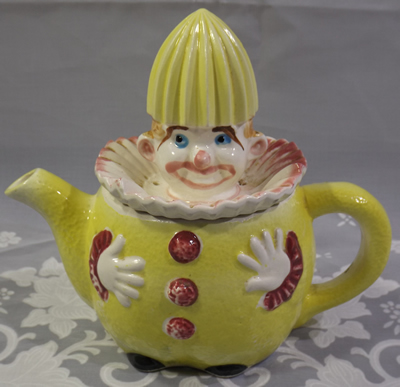 Yellow clown tea pot juicer