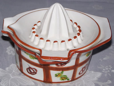 White with red-brown illustrated checks juicer