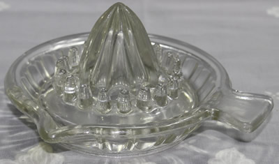 Fish tail shape handle clear glass saucer juicer