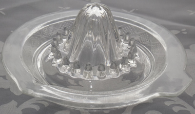 Dotted diamond pattern clear glass juicer