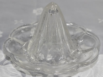 Scalloped edge pointed glass juicer top