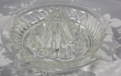 Flat rim sloping flutes saucer shape clear glass juicer