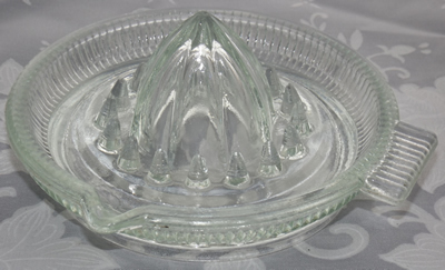 Ribbed tab handle clear glass saucer juicer
