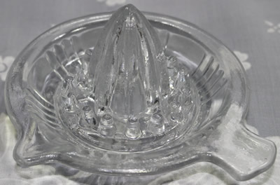 4 rib pattern clear glass juicer