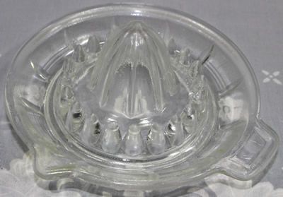 Alternating 4 horizontal lines and plain panels clear glass sauce shape juicer