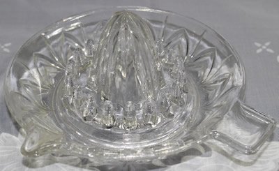 A Gebedje clear glass saucer juicer 