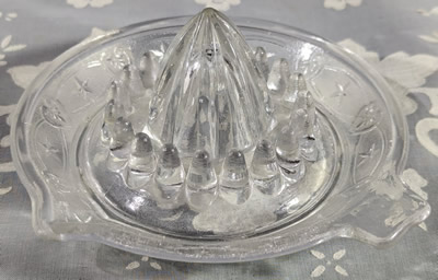 Stars in loops clear glass juicer