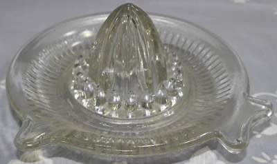 Straight flutes fish tail shape handle clear glass juicer