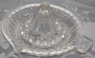 11½ cm clear glass panelled juicer