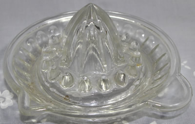 Circular tab handle clear glass saucer juicer