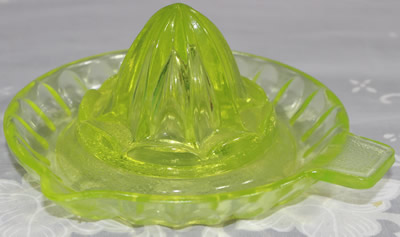 Speckled base panelled citron glass juicer