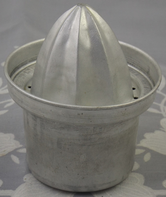 Aluminium collapsible cup with juicer