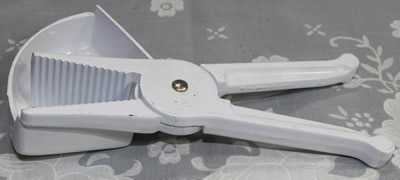 White aluminium juicer squeezer