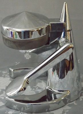 Conical top lever chromed cast aluminium squeezer juicer