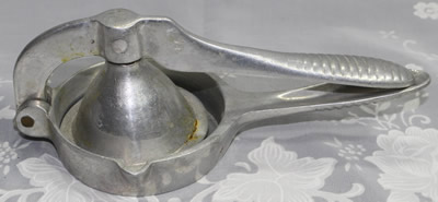 An aluminium grooved handle squeezer juicer