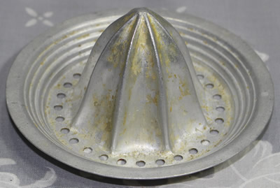 A stand alone aluminium juicer top