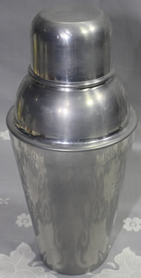 A 3 piece aluminium 8½" cocktail shaker with a juicer