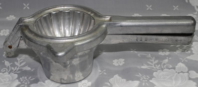 Hinged 2 piece aluminium hand squeezer juicer