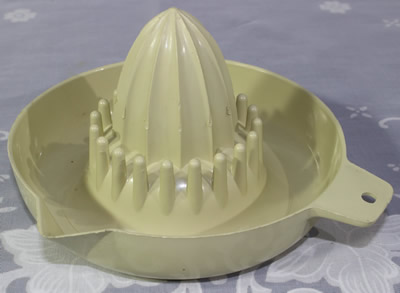 Beige plastic saucer juicer