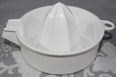 White BIPA plastic 1 piece juicer