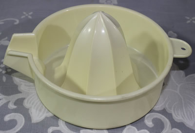 Cream BIPA plastic 1 piece juicer