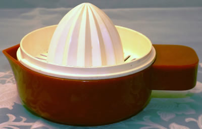 Red & white 2 piece plastic juicer 