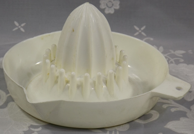 White plastic saucer juicer