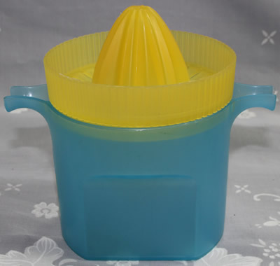 A blue Decor juicer with a yellow top