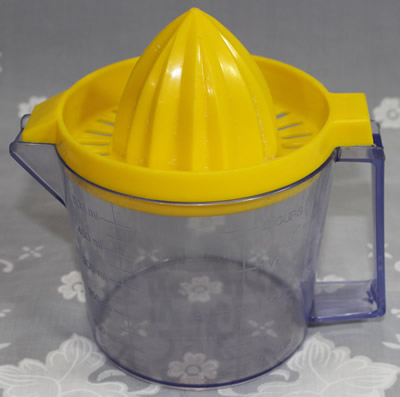 Trend yellow and blue plastic juicer