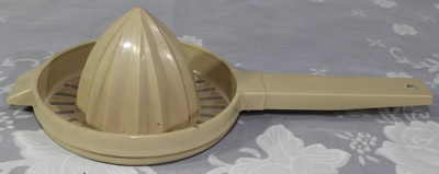 1 piece beige plastic with handle juicer